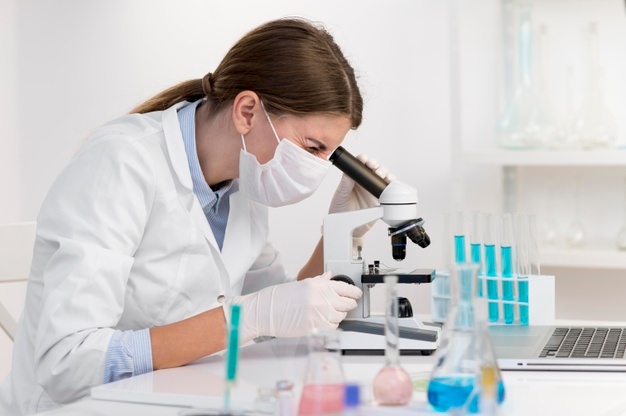 mulheres na ciência - mulher trabalhando no laboratório