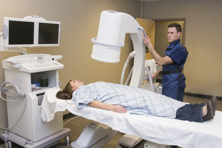 engenheiro biomédico - mulher deitada em maca aguardando para fazer raio-x