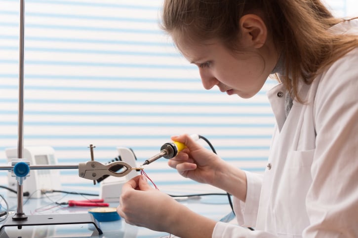 engenheiro biomédico - mulher consertando peça de equipamento