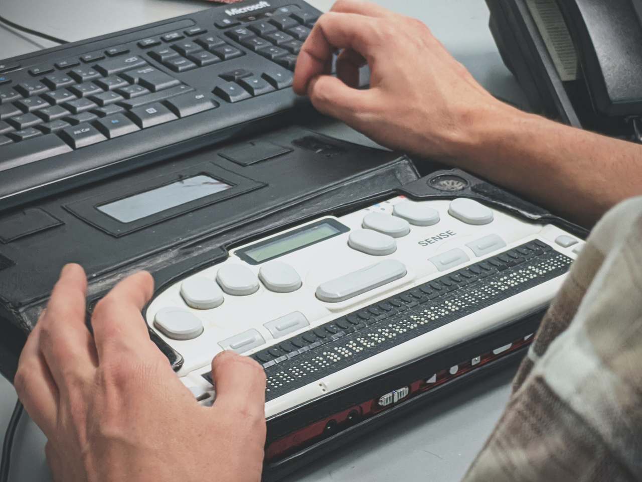 lei da acessibilidade - computador com teclado alternativo em braille