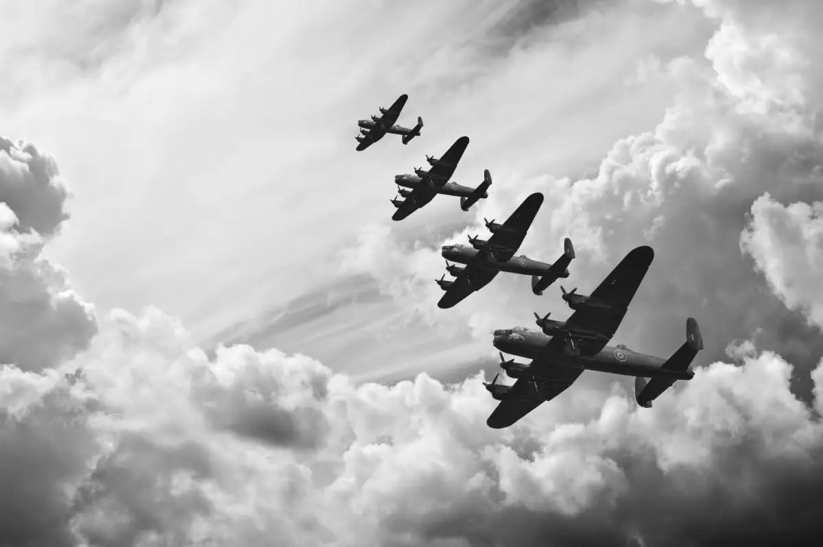 Eixo e Aliados - aviões de guerra no céu coberto por nuvens