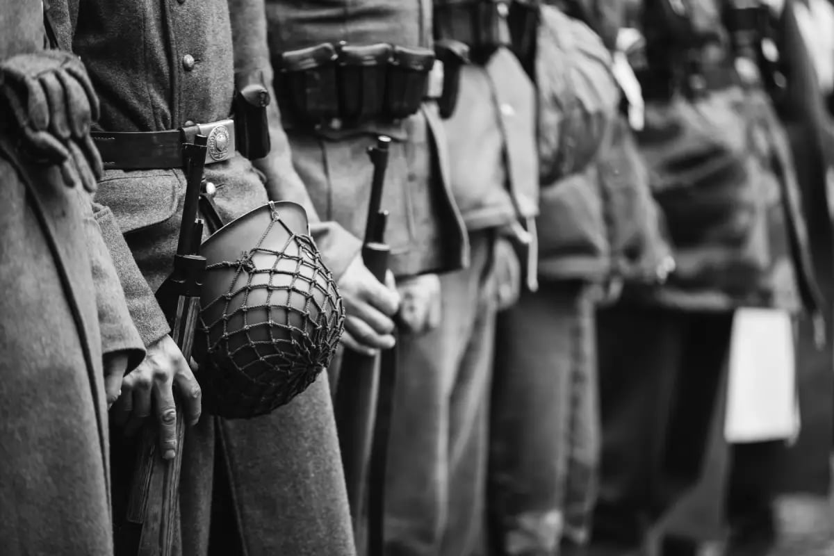 Eixo e Aliados - soldados da Segunda Guerra Mundial enfileirados