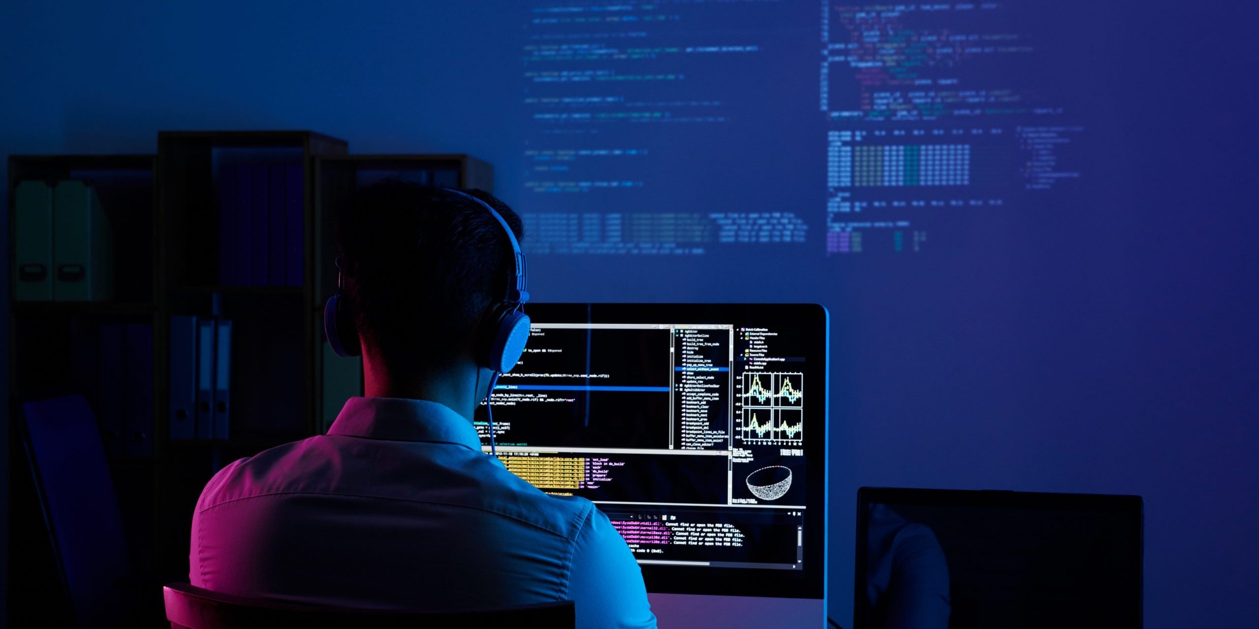 gestão da tecnologia da informação - homem em frente ao computador analisando códigos de programação