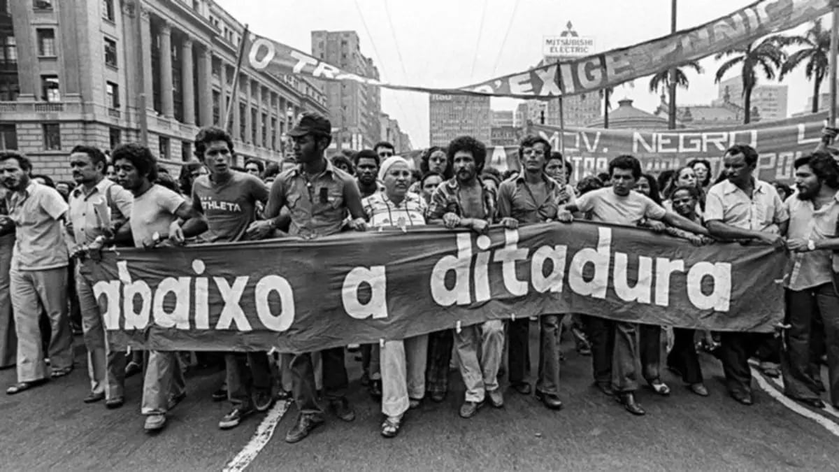 Redemocratização do Brasil - pessoas em protesto contra a ditadura
