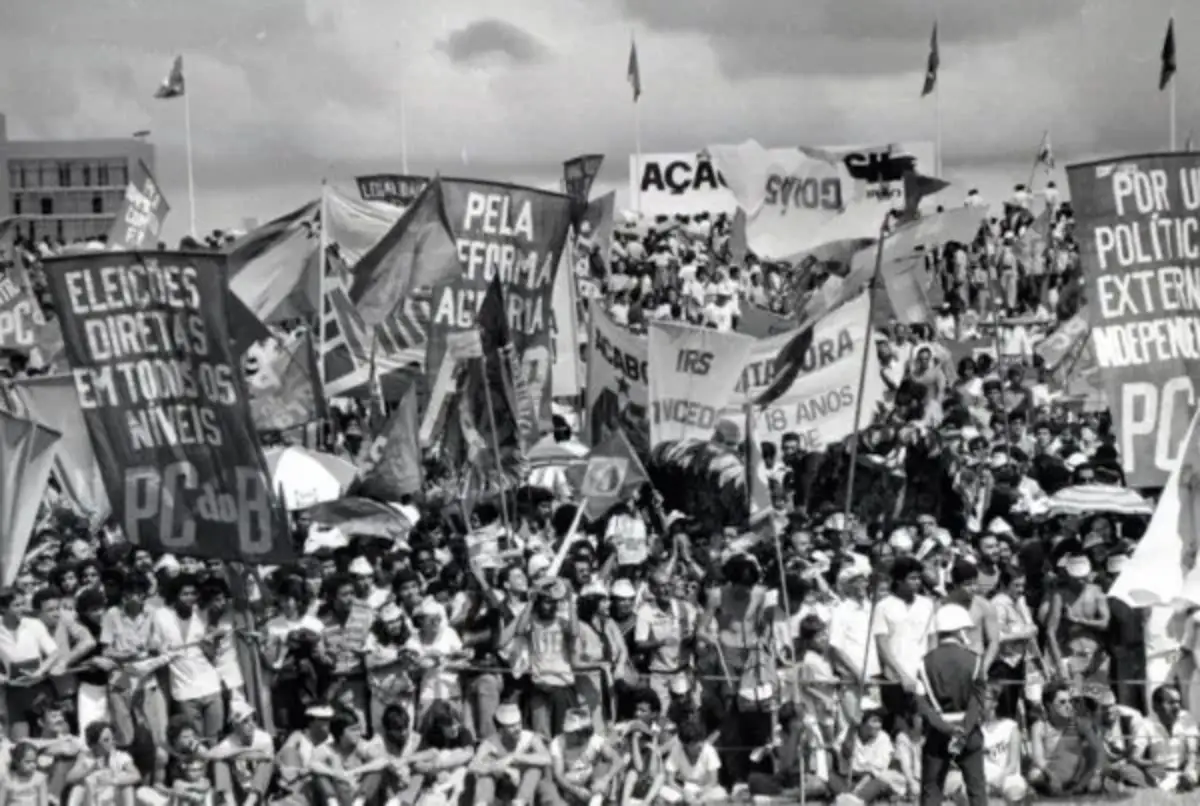 Redemocratização do Brasil - pessoas reunidas em protesto das Diretas Já